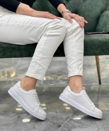 Дамски спортни обувки в бяло W-13