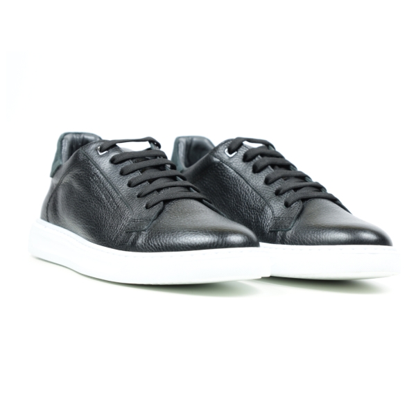 Мъжки спортни обувки в черно и бяло C11701