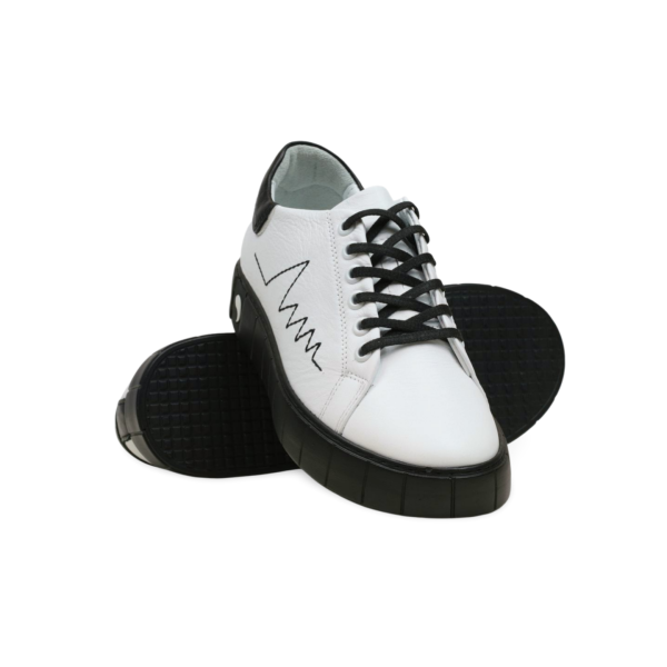 Дамски спортни обувки в бяло и черно 2805