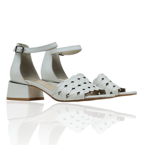 Дамски елегантни сандали в бяло 70-105-06