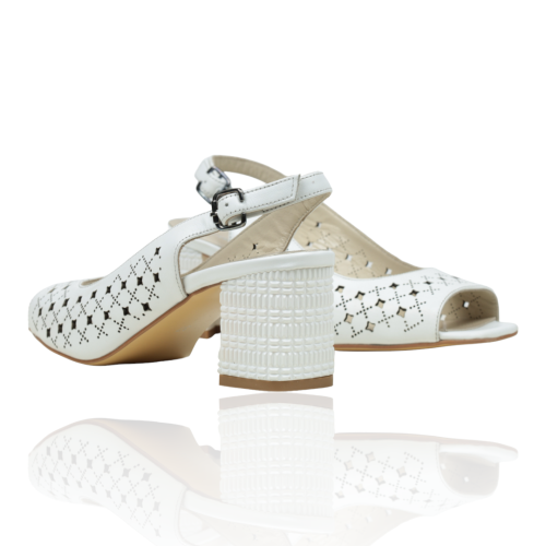 Дамски елегантни сандали в бяло 940-105-06